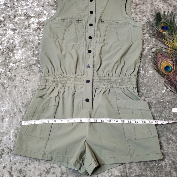 Blanc Noir Caravan Green Short-Sleeve Button-Up Romper Size: S - Picture 5 of 12